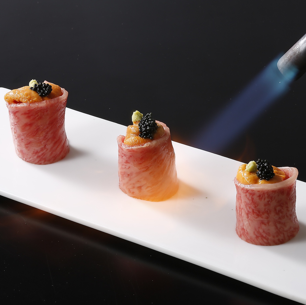 炙り巻き寿司：霜降り肉＋生雲丹＋キャビアのコラボ