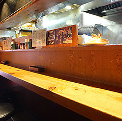 【カウンター】温かい雰囲気の中でゆったりとした時間を過ごせます。