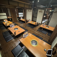 【フロア貸切(個室座敷席):最大36名様】座敷席のリラックス空間は、長時間の宴会でも疲れにくく周りを気にせず仲間との会話や焼肉に集中できます。会社の大規模な宴会や、ご親族のお集まり、大人数の打ち上げなど、一体感とくつろぎを両立させたい宴席にぴったりです。