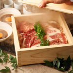 ヒノキ蒸篭で提供する名物せいろ蒸し。肉の旨みや野菜の甘みを逃さずヘルシーに当店で満喫できます。