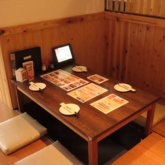 足を伸ばしてゆったりとおくつろぎいただける掘りごたつ席をご用意しております。温かみのある木目調の店内は落ち着いた雰囲気で、4名様用のお席は少人数でのお食事にもぴったり。各テーブルに設置されたタブレットからスムーズにご注文いただけます。ぜひお気軽にご利用ください。皆様のご来店を心よりお待ちしております