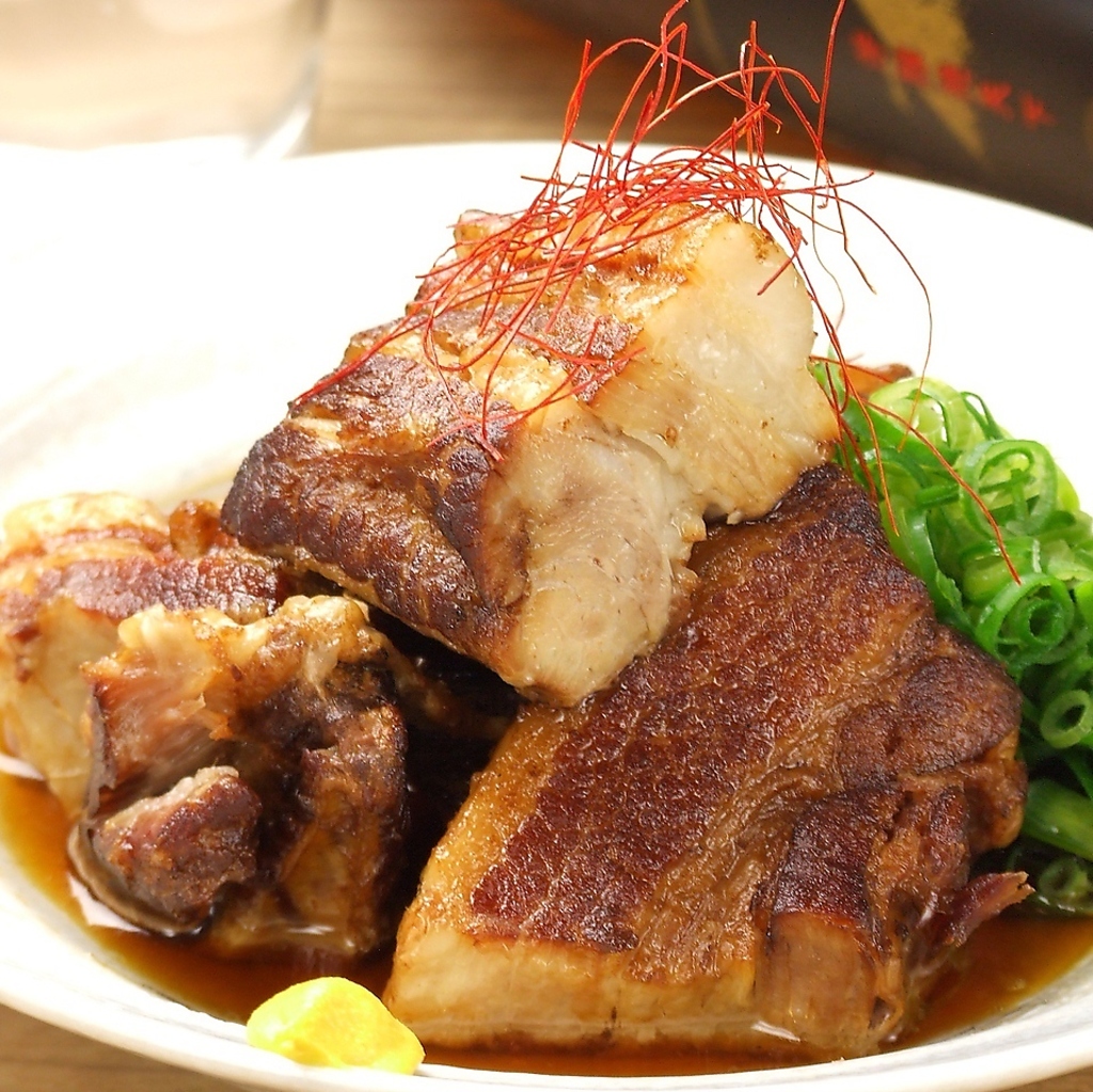 【極旨豚の特製角煮】じっくり時間をかけて煮込んだ角煮は、口の中でとろける柔らかさです。