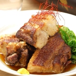 【極旨豚の特製角煮】じっくり時間をかけて煮込んだ角煮は、口の中でとろける柔らかさです。