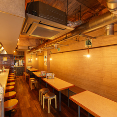 仲間と集まったらまずはここ！焼き鳥と黒おでんを並べれば、自然と会話もお酒も進みます♪仕事帰りの飲み会や軽い集まりにちょうどよく、気取らずワイワイ楽しめる定番の席です。