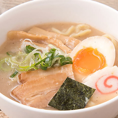 仕上げの魚介とんこつ醤油ラーメン