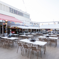 開放感あふれるスカイビュービアテラスで、特別なひとときを。煌めく夜景と夜空を眺めながら、美味しい料理とお酒を心ゆくまでお楽しみいただけます。日常を忘れさせてくれるような絶景のロケーションは、デートや大切な人との記念日にもおすすめです。忘れられない思い出作りに、ぜひご利用ください。