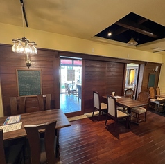 【B卓テーブル席】広々とした空間が特徴の店内は、友人との集まりや女子会、ご家族でのお集まりなど、さまざまなシーンにぴったりです◎