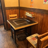 テーブル席2名×4席