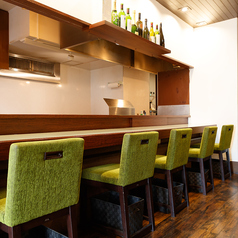 お一人様でも気軽にご利用いただけるカウンター席を5席ご用意しております♪じっくりと食に向き合いたい方などには、こちらのお席が最適です。
