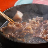 【すき焼きの大鍋】長年牛脂を塗り込んで使用している、南部鉄器。これでお肉を焼くと、すぐに火が通ります。