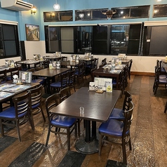 店内は仕切りのないフラットな空間で、テーブルは移動可能なので、お客様のグループの人数に合わせて組み替え可能。