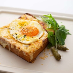クロックマダムセット 目玉焼きとハムとチーズのパングラタン