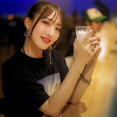 おひとり様大歓迎のバーカウンター席では、腕利きバーテンダーとの会話も楽しみの醍醐味です！海を感じる開放的な空間で、こだわりの一杯とともに心地よいひとときをお過ごしください。