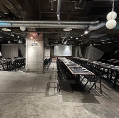 120名様着席可能ビュッフェでも広々使える店内！マイク、プロジェクター、スクリーン使用可能！会社利用や結婚式二次会にも最適！