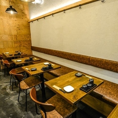 デートや友達とのお食事に最適な2名様用から可能なテーブル席をご用意！ゆったりとした空間で会話を楽しむことができます。美味しい串揚げとワインを片手に、特別な時間をお過ごしください。お洒落な雰囲気でお待ちしております◎