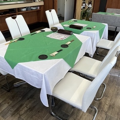 広々としたテーブル席は、4名様でのご利用はもちろん、隣席と合わせて最大6名様まで対応可能です。明るく開放的な空間は、ご家族でのランチや友人との賑やかなディナーに最適です。本格イタリアンを囲みながら、楽しいひとときをお過ごしください。