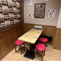 【宴会や飲み会に◎】最大4名様着席可能なテーブルをご用意しております。会社や友人との飲み会などにおすすめです。