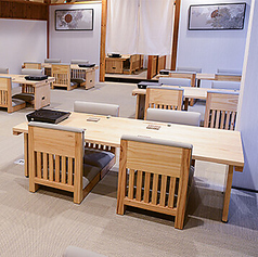 《広々テーブル席》足を崩してリラックスできる、お座敷タイプのお席。コースのお料理・すき焼き鍋・ドリンクが並んでも焦る心配がありません。宴会やお集まりにも好評です。