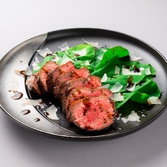 『北海道産牛のタリアータ』 赤ワインと楽しむ至福のひと皿の写真