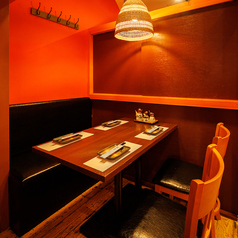 当店の全席個室は、落ち着いた和風のインテリアで統一され、リラックスできる空間を演出しています。周りを気にせずゆったりと過ごせるため、大切な人との食事やビジネスディナーにも最適です。