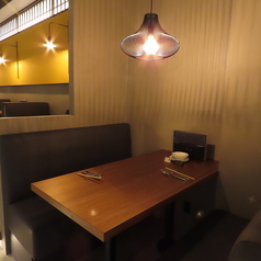 【4名席テーブル】ゆったり4名様が座れるテーブル席。お気軽にお話が出来るよう、カジュアルな雰囲気も少し醸し出しております。お仲間うちでのお食事会やご家族でのお食事などにご利用ください。