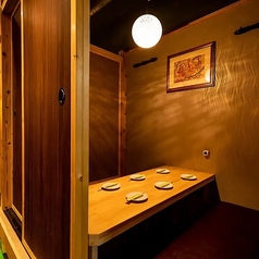 2名様~ご利用可能なテーブル個室を多数ご用意しております。デートや記念日に雰囲気のあるプライベート空間です。扉付き個室となっておりますので周りを気にすることなくお過ごし頂けます。お席のみのご予約も大歓迎です。