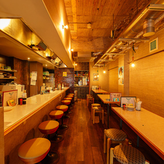 【店内貸切♪最大60名様◎】会社の飲み会や打ち上げに最適な団体席。人数に応じて柔軟に対応でき、焼き鳥と黒おでんを存分に楽しめます。周りを気にせず盛り上がれる空間で、仕事終わりの宴会や各種集まりにぴったりです。