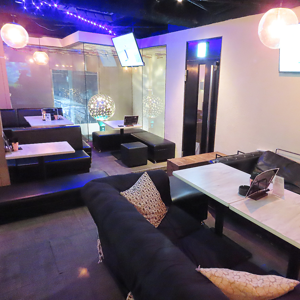 洗練された店内には広々としたソファ席も完備。ゆったり寛げて女子会や友人との飲み会にもおすすめ！