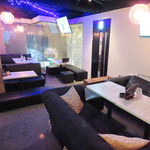 洗練された店内には広々としたソファ席も完備。ゆったり寛げて女子会や友人との飲み会にもおすすめ！