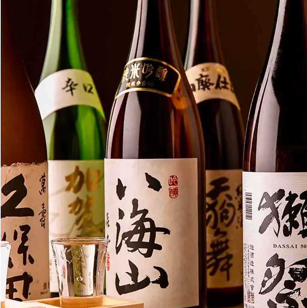 全国各地から厳選した銘柄地酒を豊富にご用意。お好みの日本酒を和の空間でゆったりと堪能できます。