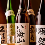 全国各地から厳選した銘柄地酒を豊富にご用意。お好みの日本酒を和の空間でゆったりと堪能できます。