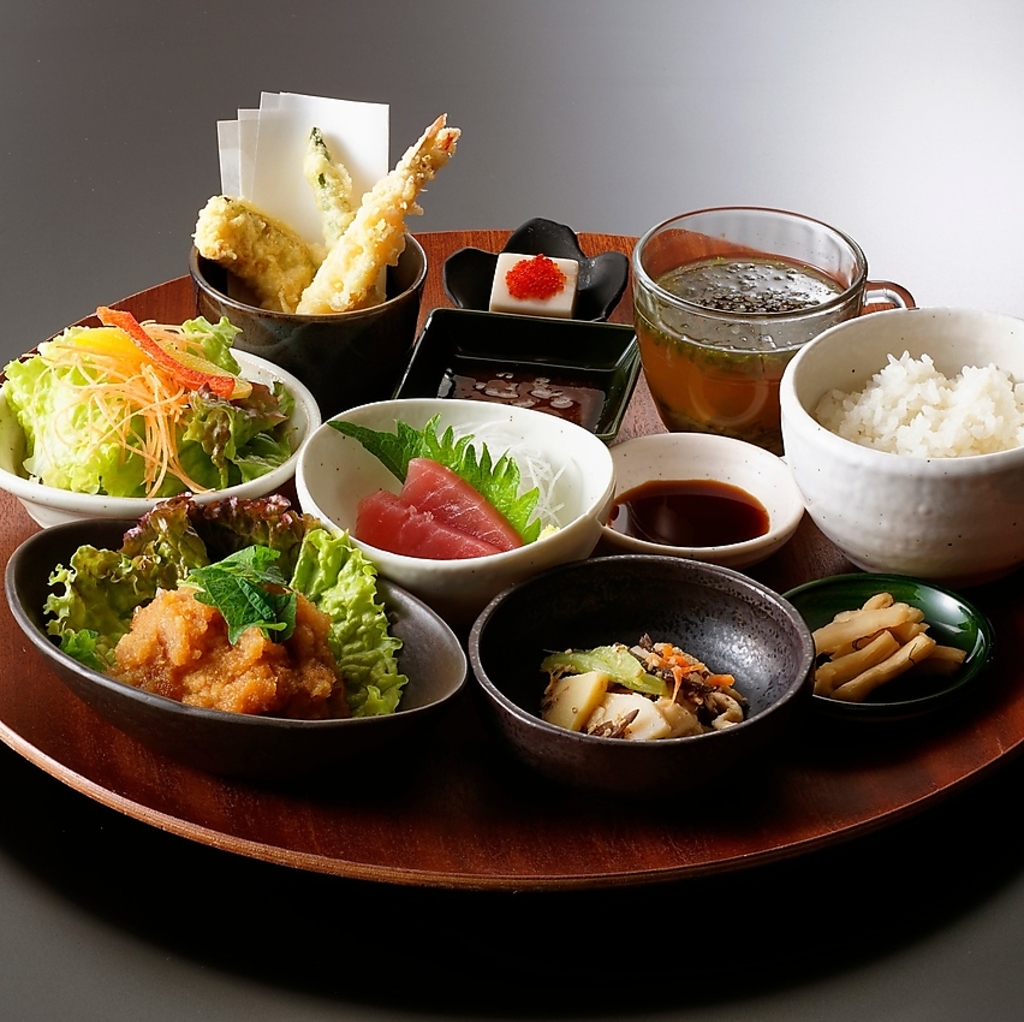 【昼】品数豊富でボリューム満点、旬の素材も味わえると大人気♪ご飯のおかわり無料なので男性にも！