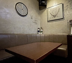 小さめのボックス席は、密談に最適w人数が5-6名になる場合は、カウンター席をひっくり返して、ワイワイしてください。