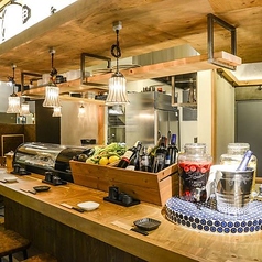 デートやサク飲みにぴったりのカウンター席が登場！1名様からご利用いただけるお席で、気軽にお立ち寄りいただけます。目の前で調理される串揚げを楽しみながら、美味しいワインを味わうひとときは最高です♪