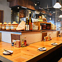 スタッフと会話を楽しむのも良し！1人でしっぽり飲むのも良し！