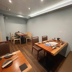 完全禁煙席！5名様席１席、4名様席１席，2名様席１席。最大14名様までご利用出来ます。