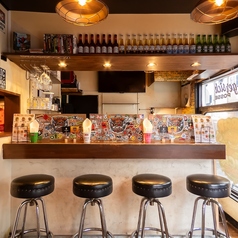 【カウンター席】お一人様も大歓迎！特等席でランチタイム♪全4席のカウンター席は、お一人様やデートに最適なお席◎お仕事中のランチや自分へのご褒美ランチタイムにも最適です。肩肘張らずに過ごせる心地よい空間で、至福のひとときをどうぞ！カウンター越しに広がる活気を感じながら自分だけの贅沢な時間を過ごせます