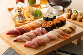 鮨や天ぷら食べ放題プランやスタンダード・プレミアム飲み放題プランを各種ご用意しております。飲み放題付のプランは会社宴会におすすめです！新鮮な海鮮を使った料理や鮨などは単品でもお楽しみいただけます。