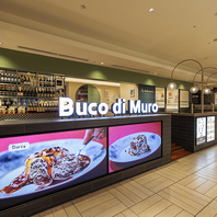 店頭にはデジタルサイネージ