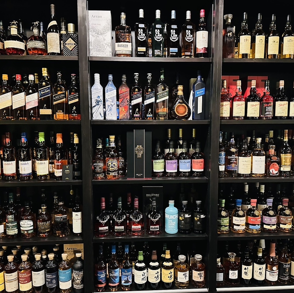 スコッチを中心としたウイスキーの種類豊富。ワインソムリエのセレクトで料理に合う極上の一杯を。