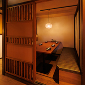大切な人と心ゆくまで楽しめる少人数個室。木の温もりに包まれた落ち着いた空間