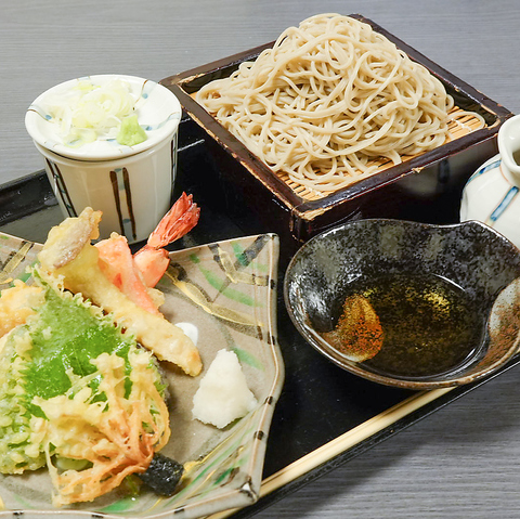 定番の天セイロから季節限定お蕎麦もあります。