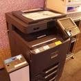 【プリンター有り】当店すべてのPCよりプリンターによる印刷が可能です。入口カウンター内に設置されているプリンターより印刷されます。印刷操作しましたらカウンタースタッフへお声掛けくださいませ。【1枚　モノクロ：20円　カラー：50円】ビジネス利用、大学生や高校生の課題作成など、ぜひご活用ください。