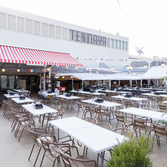 大人数での宴会に最適な広々とした空間をご用意しました。部署やチームでの打ち上げ、会社の親睦会など、様々なシーンでご利用いただけます。上司や同僚とBBQを囲めば、いつもとは違う和やかな雰囲気で親睦が深まること間違いなし。食べ飲み放題なので、幹事様も安心してご利用いただけます。