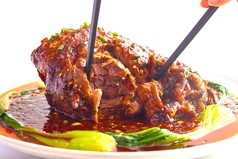 魚香肘子／豪快、骨付きまるごと塊豚肘肉の甘辛煮込み