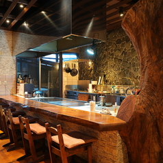 お二人から楽しめるオープンカウンター席は、カップルやご夫婦のプライベートな食事に最適です♪