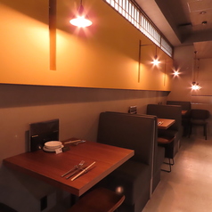 【2名席テーブル】2名様用のテーブル席もご用意しております。こちらのお席はデートや記念日などにおすすめのお席となっております。もちろん2名様の気の置けない方との食事にも最適です♪