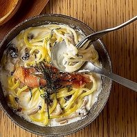 こだわりの生パスタやサラダ