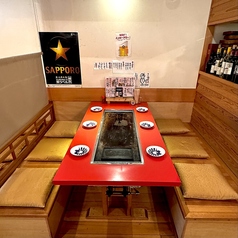 2階6から8名様用鉄板テーブル10名様などのご利用は隣り合わせの2テーブル半個室となっております