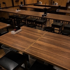 部署の懇親会や同窓会、親しい方との集まりなどにおすすめの16名様向けテーブル席です。人数が多くても一体感を保ちやすく、皆様で料理とお酒を囲みながら楽しい時間をお過ごしいただけます。各種宴会や打ち上げ、歓送迎会にも最適です。お席のご希望もお気軽にご相談ください。